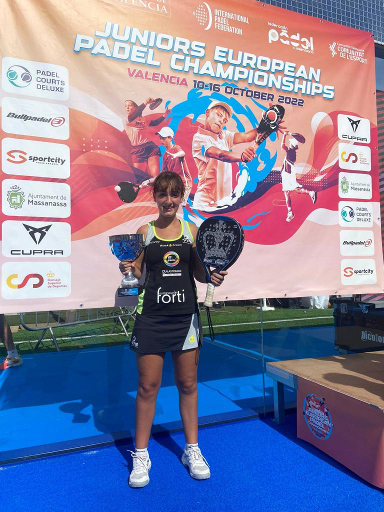 Sara Foguer Lapuerta playing padel